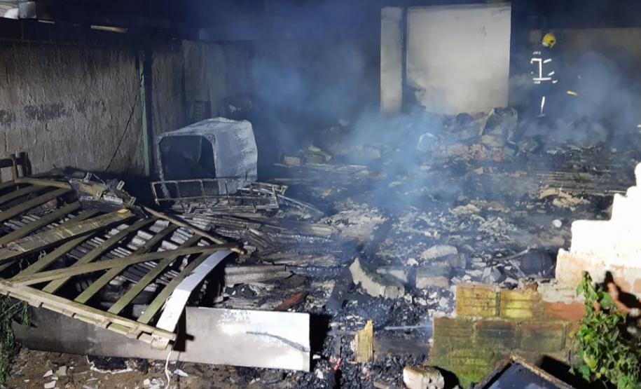 Policiais salvam diversas pessoas durante incêndio em Piraquara, na RMC