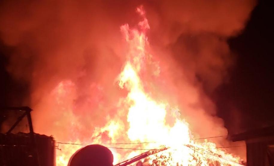 Policiais salvam diversas pessoas durante incêndio em Piraquara, na RMC