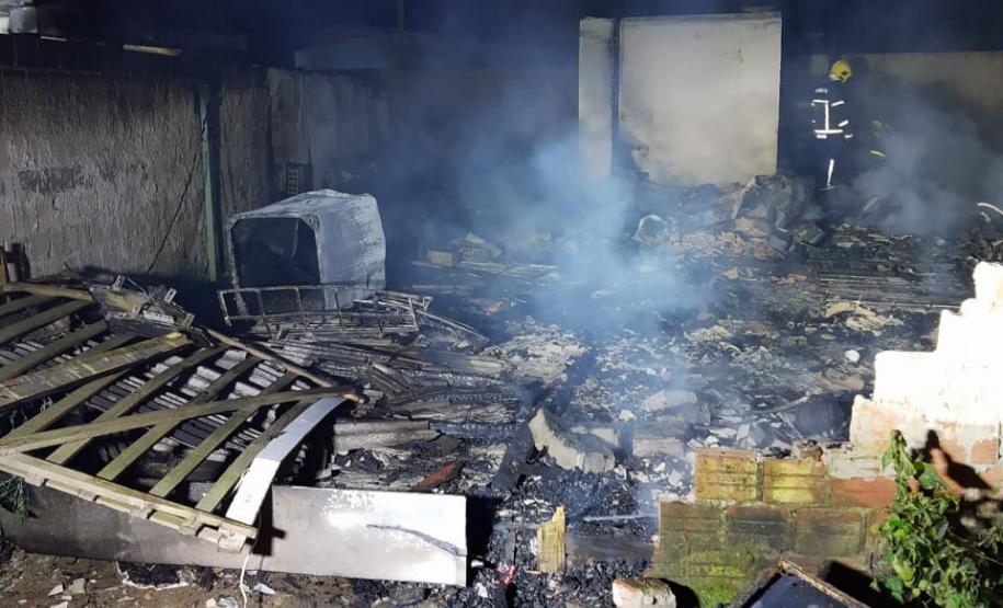 Policiais salvam diversas pessoas durante incêndio em Piraquara, na RMC