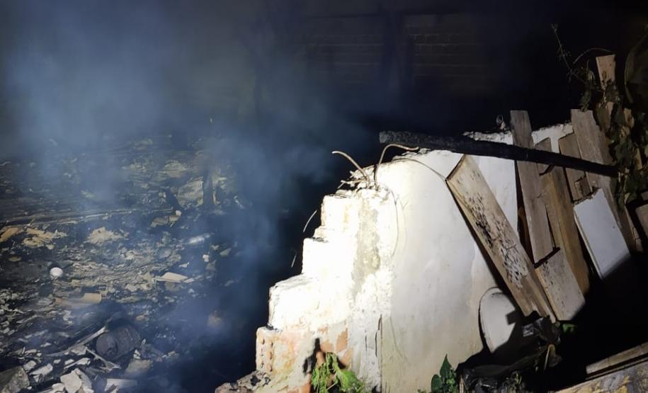 Policiais salvam diversas pessoas durante incêndio em Piraquara, na RMC
