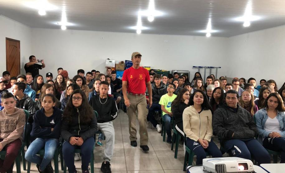 Projeto do Corpo de Bombeiros, dentro do projeto-piloto Em Frente Brasil, beneficia cerca de 6,5 mil alunos de São José dos Pinhais, na RMC