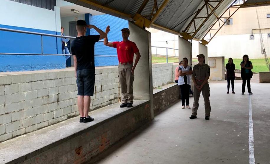Projeto do Corpo de Bombeiros, dentro do projeto-piloto Em Frente Brasil, beneficia cerca de 6,5 mil alunos de São José dos Pinhais, na RMC