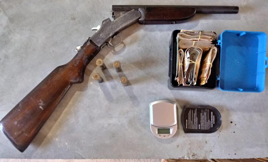 PM deflagra operação contra o tráfico de drogas, furtos e roubos no Litoral; cinco pessoas são presas