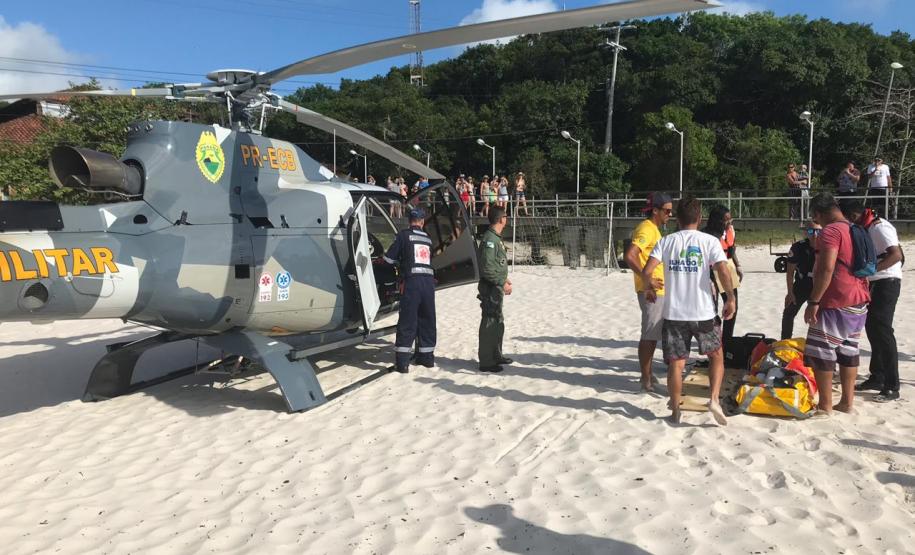 BPMOA resgata mulher na Ilha do Mel (PR) que passou mal durante cruzeiro