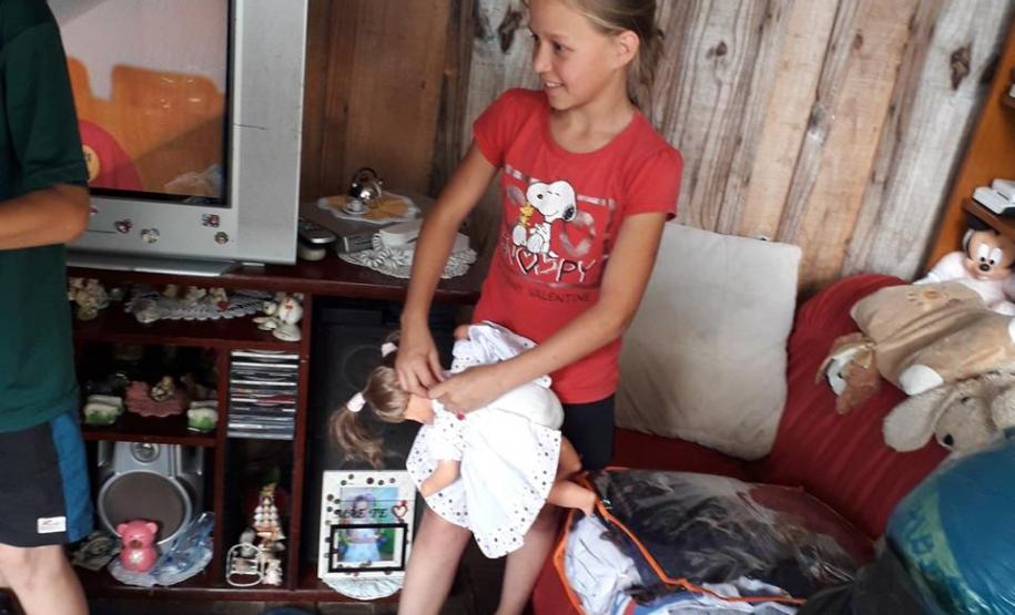 Policiais de Campina Grande do Sul, na RMC, entregam alimentos e brinquedos para família no Natal
