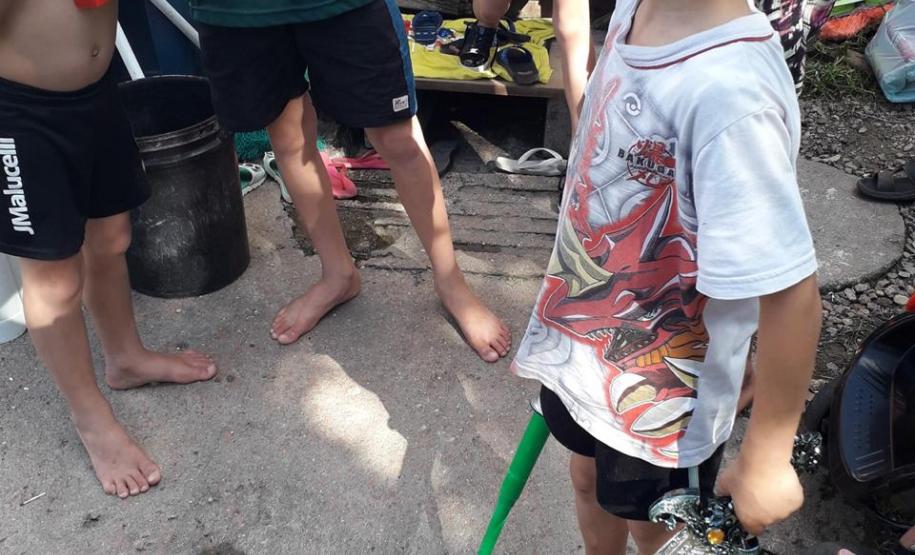 Policiais de Campina Grande do Sul, na RMC, entregam alimentos e brinquedos para família no Natal