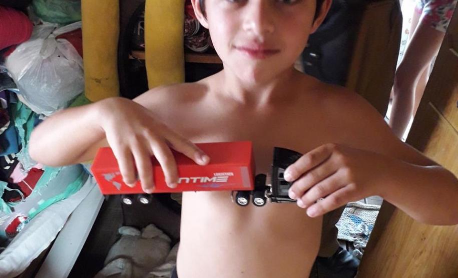 Policiais de Campina Grande do Sul, na RMC, entregam alimentos e brinquedos para família no Natal
