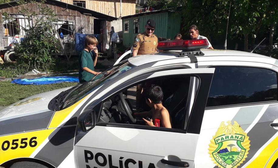 Policiais de Campina Grande do Sul, na RMC, entregam alimentos e brinquedos para família no Natal