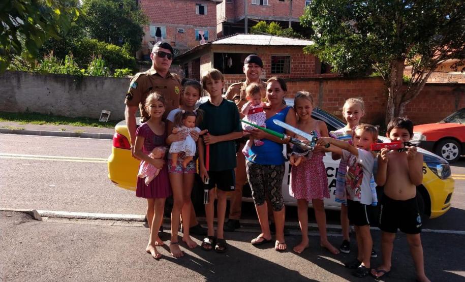 Policiais de Campina Grande do Sul, na RMC, entregam alimentos e brinquedos para família no Natal