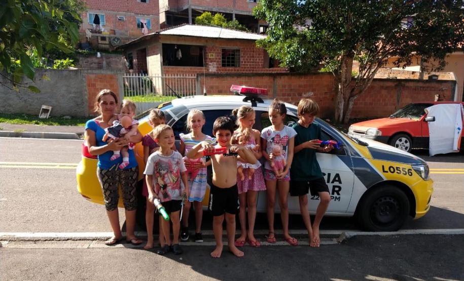 Policiais de Campina Grande do Sul, na RMC, entregam alimentos e brinquedos para família no Natal