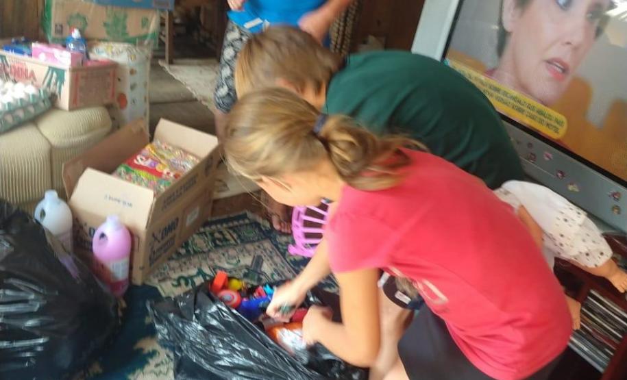 Policiais de Campina Grande do Sul, na RMC, entregam alimentos e brinquedos para família no Natal