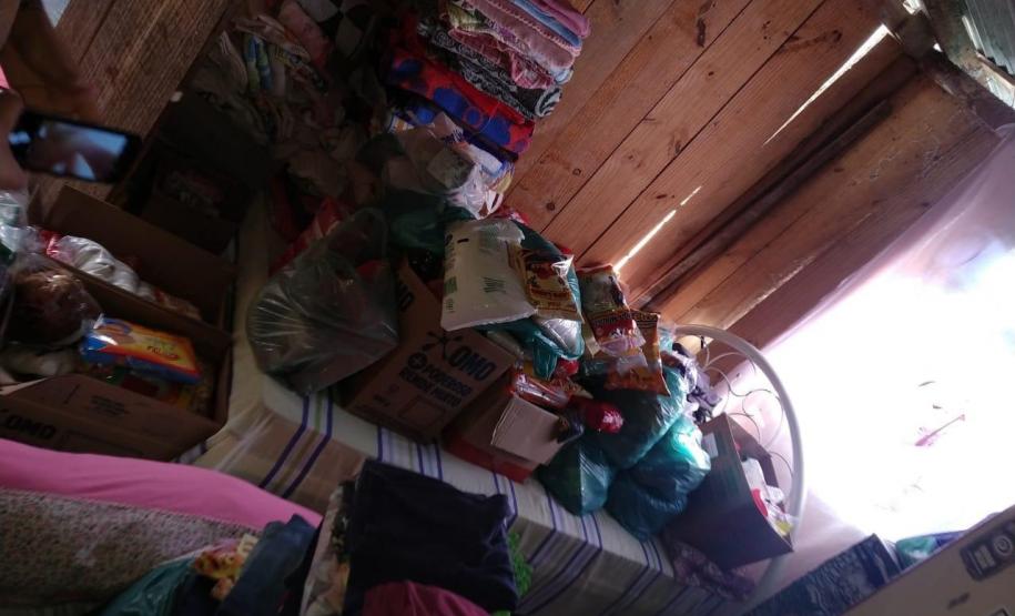 Policiais de Campina Grande do Sul, na RMC, entregam alimentos e brinquedos para família no Natal