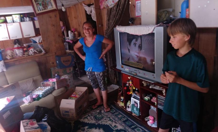 Policiais de Campina Grande do Sul, na RMC, entregam alimentos e brinquedos para família no Natal