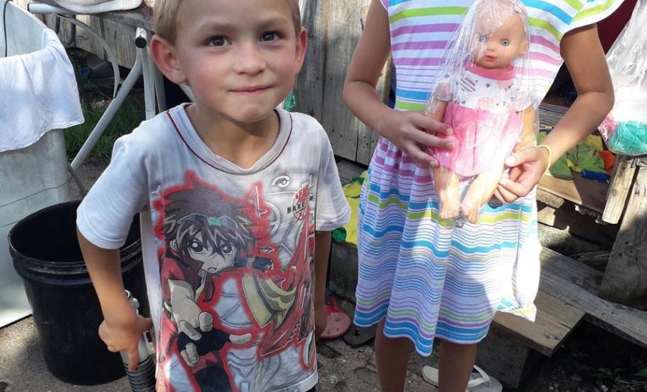 Policiais de Campina Grande do Sul, na RMC, entregam alimentos e brinquedos para família no Natal