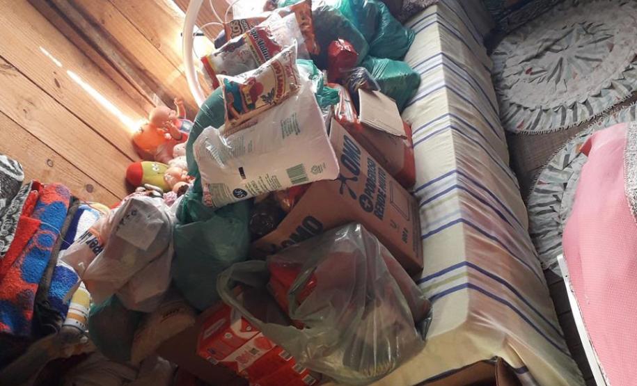 Policiais de Campina Grande do Sul, na RMC, entregam alimentos e brinquedos para família no Natal