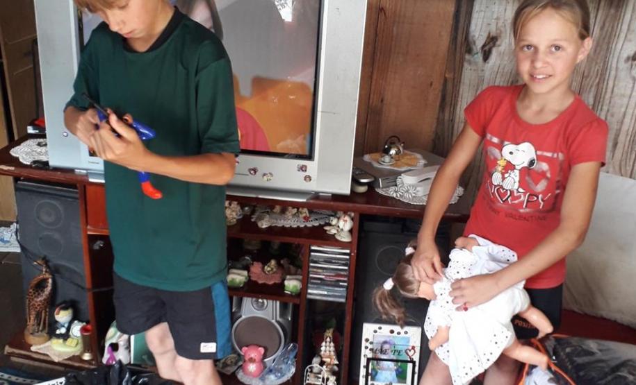 Policiais de Campina Grande do Sul, na RMC, entregam alimentos e brinquedos para família no Natal