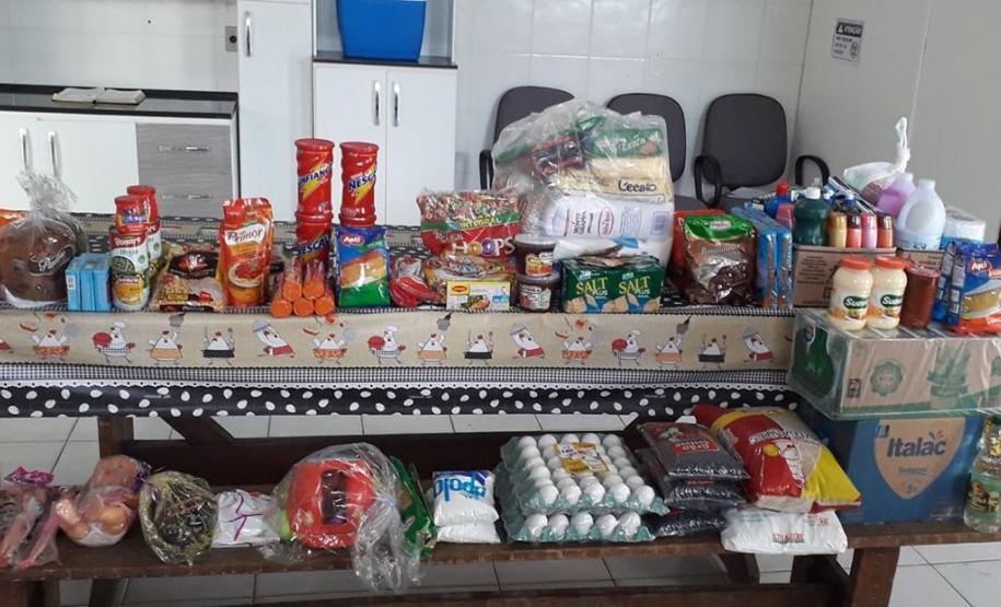 Policiais de Campina Grande do Sul, na RMC, entregam alimentos e brinquedos para família no Natal