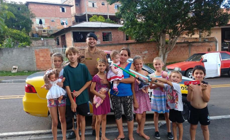 Policiais de Campina Grande do Sul, na RMC, entregam alimentos e brinquedos para família no Natal