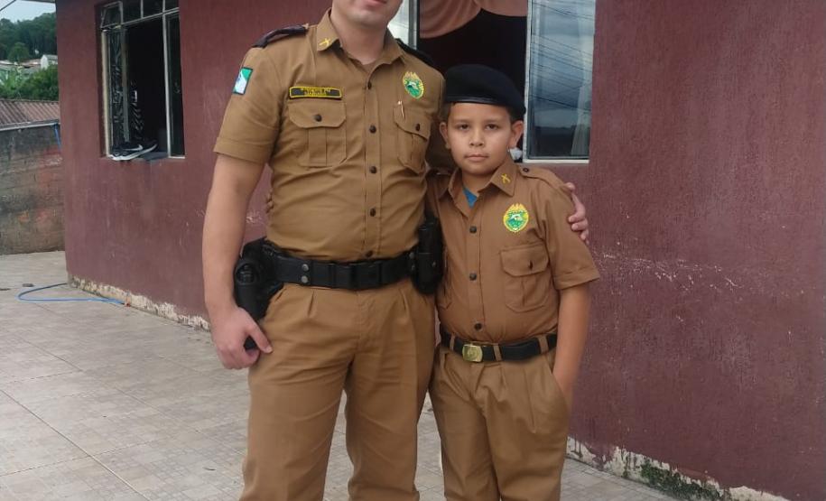 Militares estaduais fazem surpresa e entregam fardinha para menino em Campina Grande do Sul, na RMC