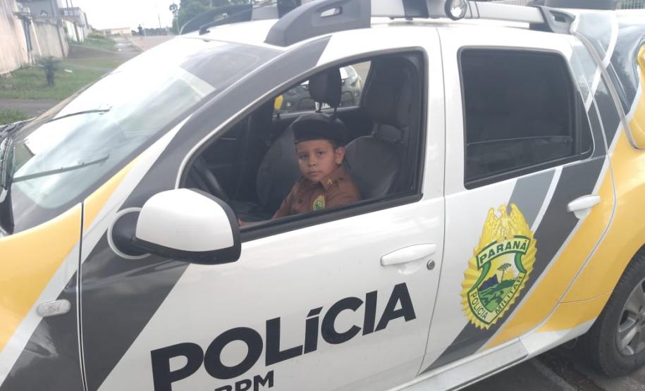 Militares estaduais fazem surpresa e entregam fardinha para menino em Campina Grande do Sul, na RMC