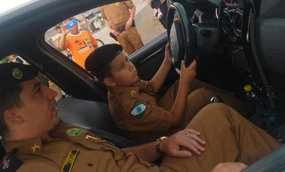 Militares estaduais fazem surpresa e entregam fardinha para menino em Campina Grande do Sul, na RMC