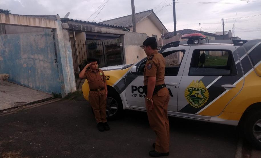 Militares estaduais fazem surpresa e entregam fardinha para menino em Campina Grande do Sul, na RMC