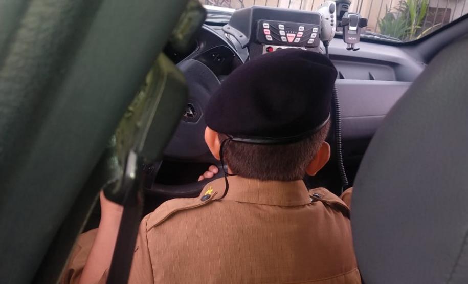 Militares estaduais fazem surpresa e entregam fardinha para menino em Campina Grande do Sul, na RMC