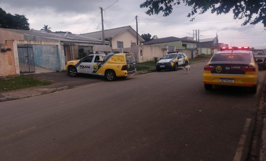 Militares estaduais fazem surpresa e entregam fardinha para menino em Campina Grande do Sul, na RMC