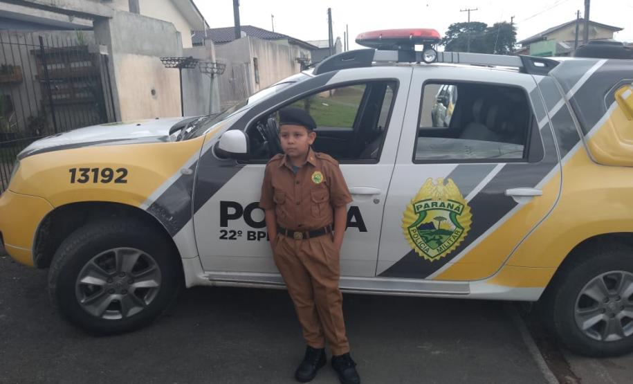 Militares estaduais fazem surpresa e entregam fardinha para menino em Campina Grande do Sul, na RMC
