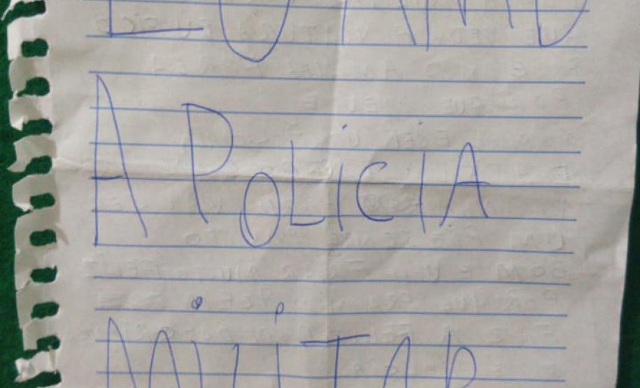 Militares estaduais fazem surpresa e entregam fardinha para menino em Campina Grande do Sul, na RMC