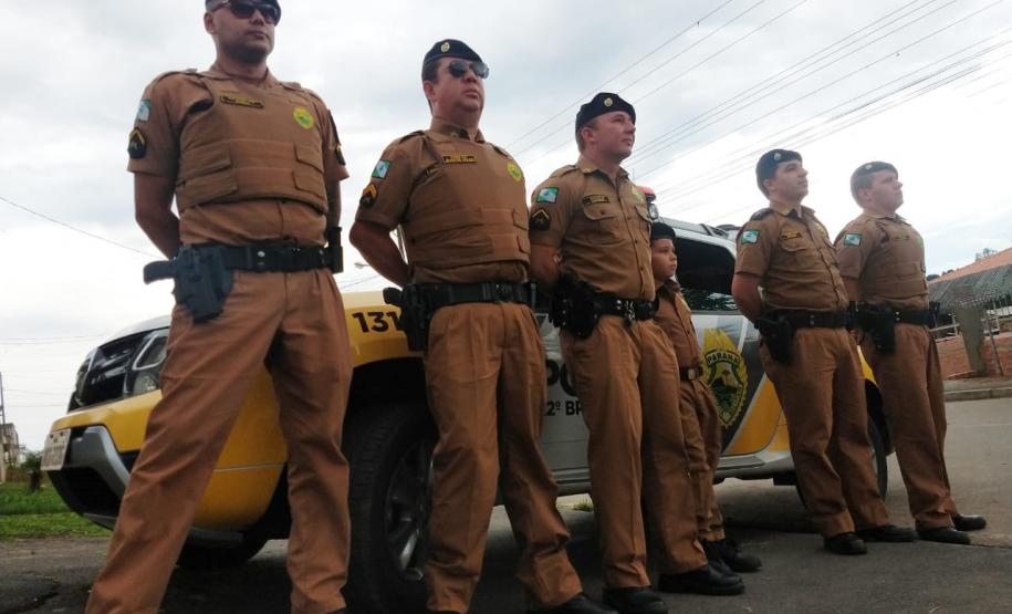 Militares estaduais fazem surpresa e entregam fardinha para menino em Campina Grande do Sul, na RMC