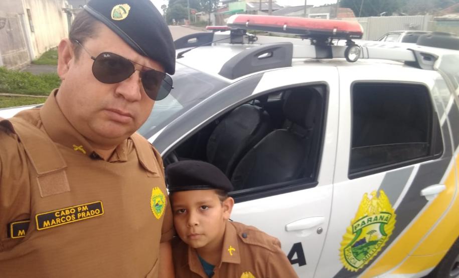 Militares estaduais fazem surpresa e entregam fardinha para menino em Campina Grande do Sul, na RMC