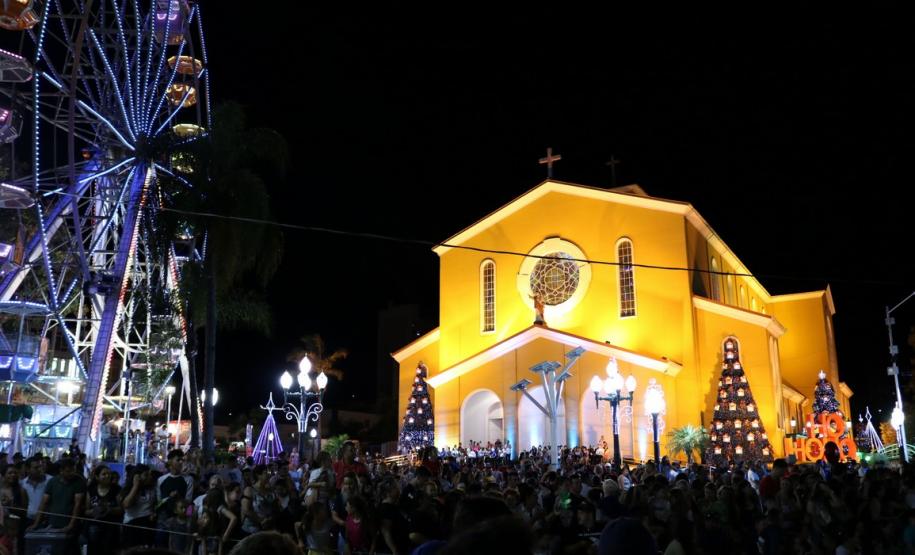 Policiais militares reforçam o policiamento durante o desfile de Natal de Pato Branco (PR)
