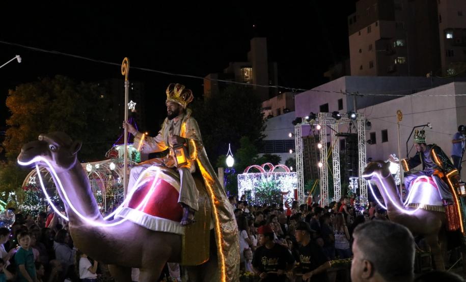 Policiais militares reforçam o policiamento durante o desfile de Natal de Pato Branco (PR)