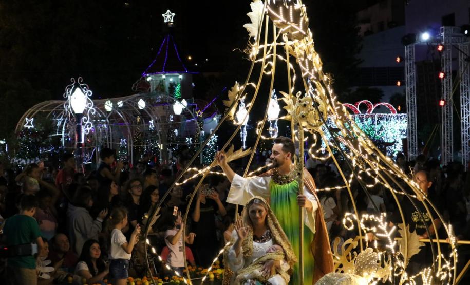 Policiais militares reforçam o policiamento durante o desfile de Natal de Pato Branco (PR)