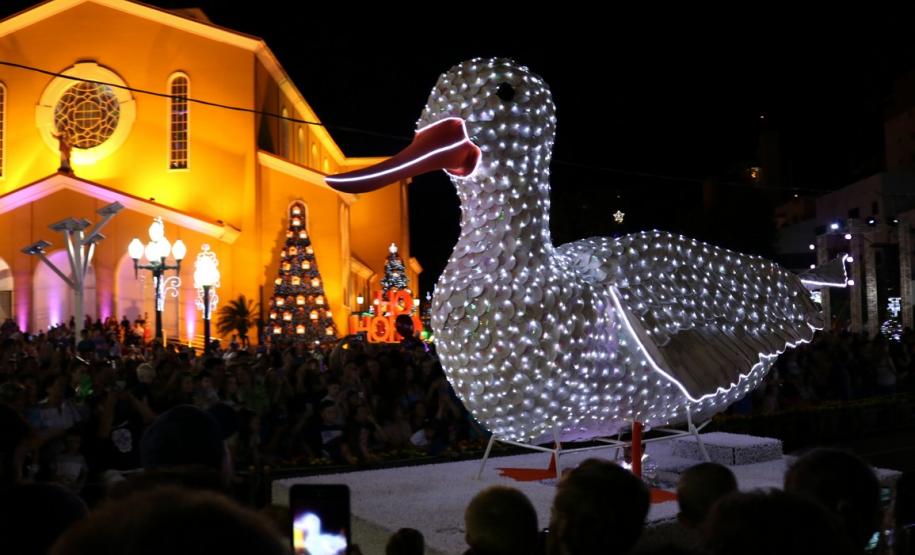 Policiais militares reforçam o policiamento durante o desfile de Natal de Pato Branco (PR)