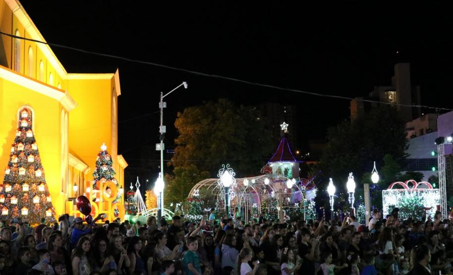 Policiais militares reforçam o policiamento durante o desfile de Natal de Pato Branco (PR)