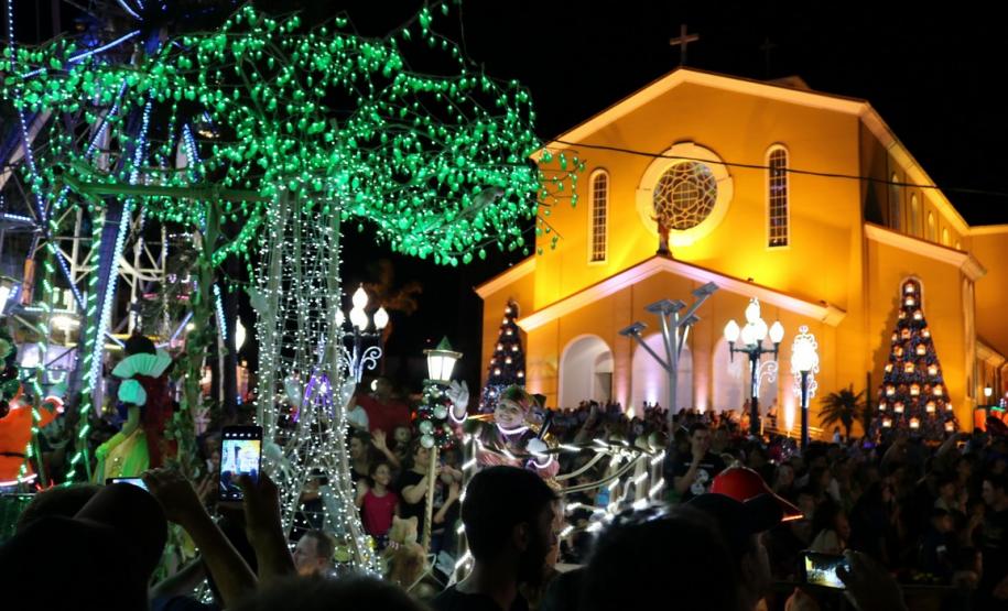 Policiais militares reforçam o policiamento durante o desfile de Natal de Pato Branco (PR)