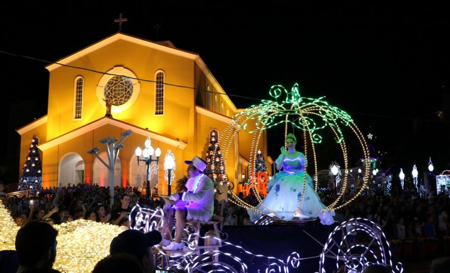 Policiais militares reforçam o policiamento durante o desfile de Natal de Pato Branco (PR)