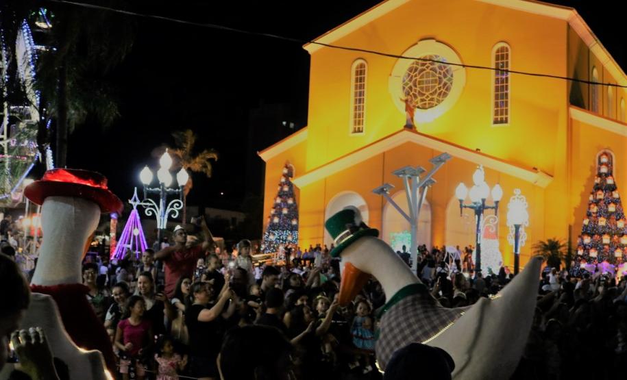 Policiais militares reforçam o policiamento durante o desfile de Natal de Pato Branco (PR)