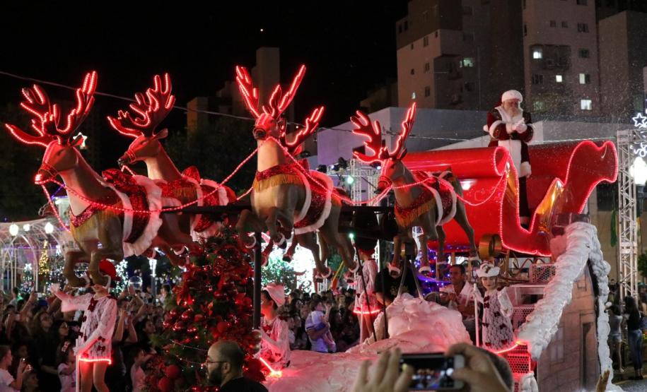 Policiais militares reforçam o policiamento durante o desfile de Natal de Pato Branco (PR)