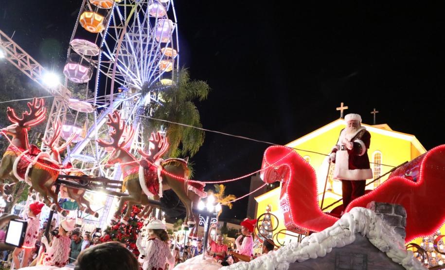 Policiais militares reforçam o policiamento durante o desfile de Natal de Pato Branco (PR)