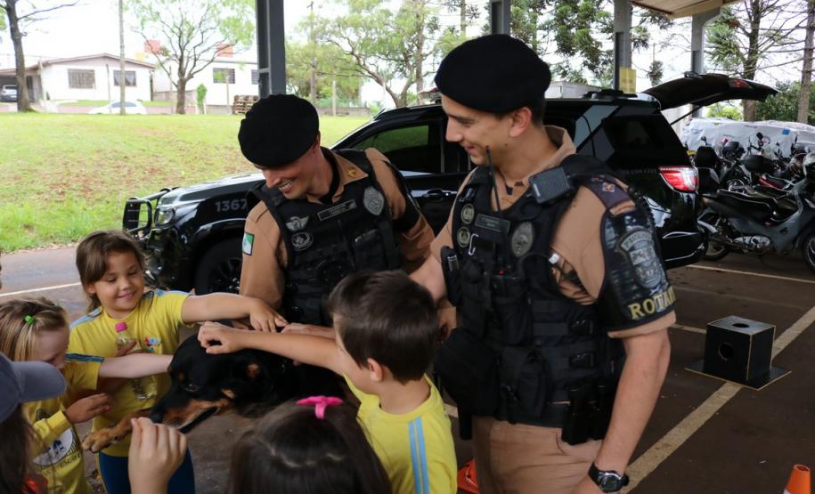 Alunos da Associação Educacional Nossa Escola visitam sede do 3° Batalhão em Pato Branco (PR)