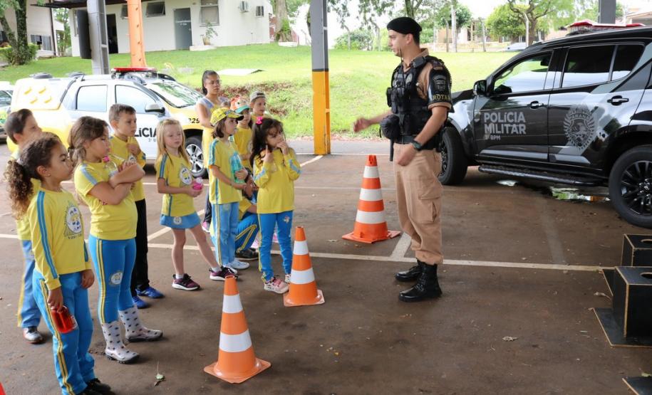 Alunos da Associação Educacional Nossa Escola visitam sede do 3° Batalhão em Pato Branco (PR)