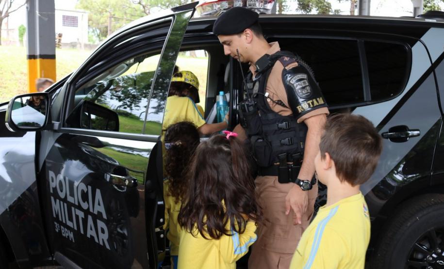 Alunos da Associação Educacional Nossa Escola visitam sede do 3° Batalhão em Pato Branco (PR)