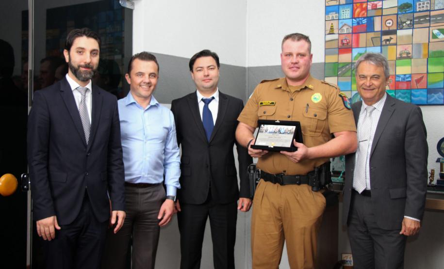 Diretor Administrativo do Condor faz homenagem a soldado que frustrou roubo no estacionamento do Supermercado em Curitiba