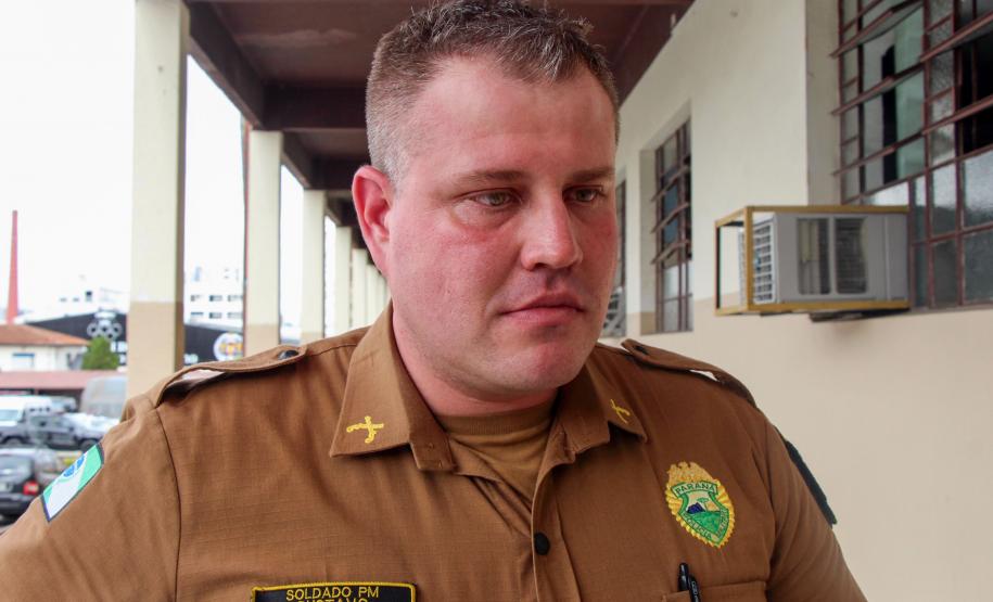 Diretor Administrativo do Condor faz homenagem a soldado que frustrou roubo no estacionamento do Supermercado em Curitiba