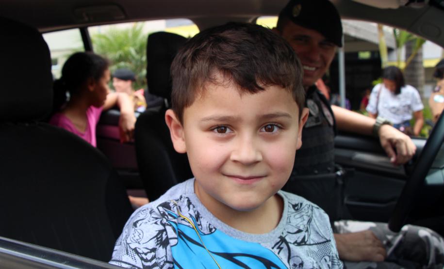 Natal Solidário da PM presenteia mais de 180 crianças com brinquedos, brincadeiras e Papai Noel em Curitiba (PR)