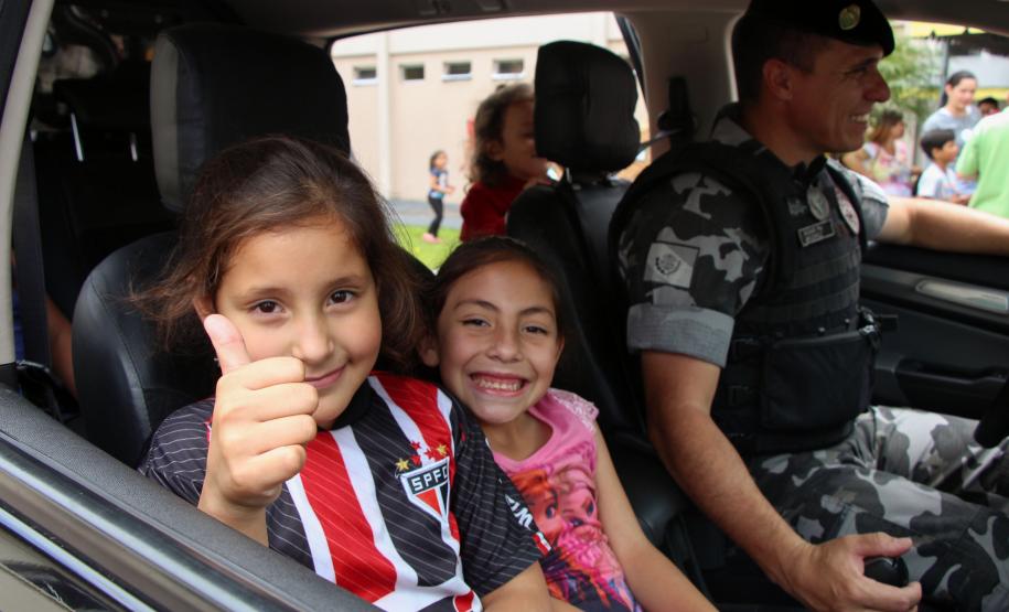 Natal Solidário da PM presenteia mais de 180 crianças com brinquedos, brincadeiras e Papai Noel em Curitiba (PR)