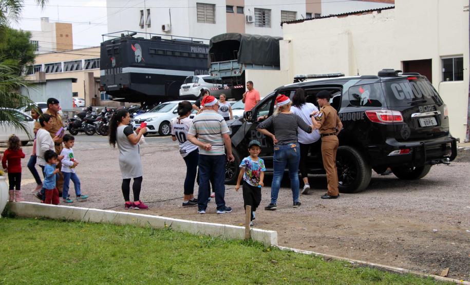 Natal Solidário da PM presenteia mais de 180 crianças com brinquedos, brincadeiras e Papai Noel em Curitiba (PR)